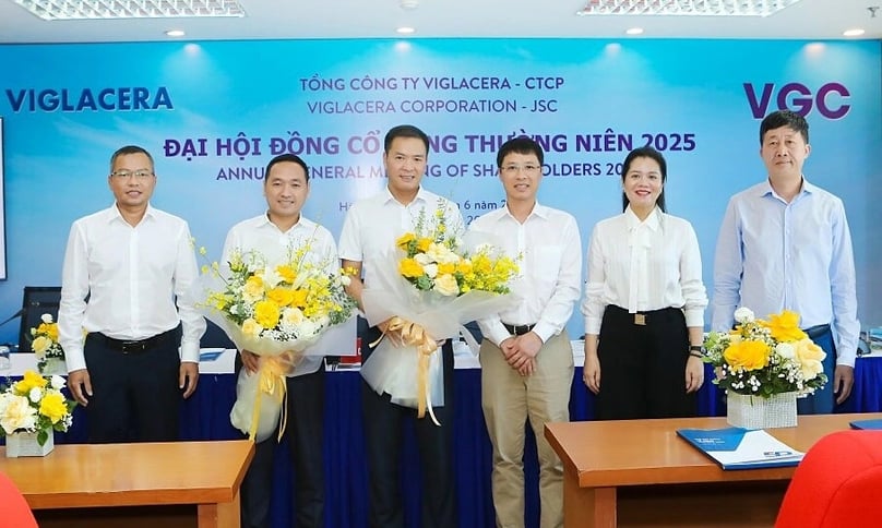 New chairman of Viglacera's board of directors Tran Manh Huu (third from left) at the company’s AGM held on June 10, 2025 in Hanoi. Photo courtesy off the company.