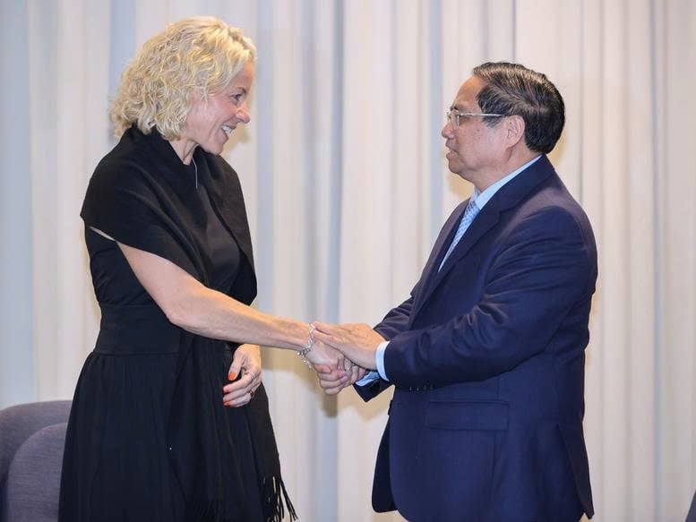 Vietnamese Prime Minister Pham Minh Chinh (R) and Susanna Campbell, Chairwoman of SYRE at their working session in Stockholm on June 13, 2025. Photo courtesy of Vietnam News Agency.