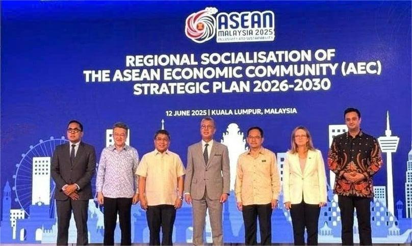 Through the ASEAN Economic Community Strategic Plan, ASEAN member countries aim to significantly enhance intra-regional trade by building greater resilience to external shocks and promoting the connectivity of the common market for goods, services and investment. Photo courtesy of VNA.