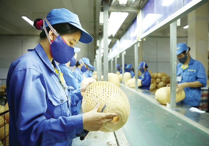 Production at a Vietnamese bamboo and rattan goods company. Photo courtesy of VnEconomy.