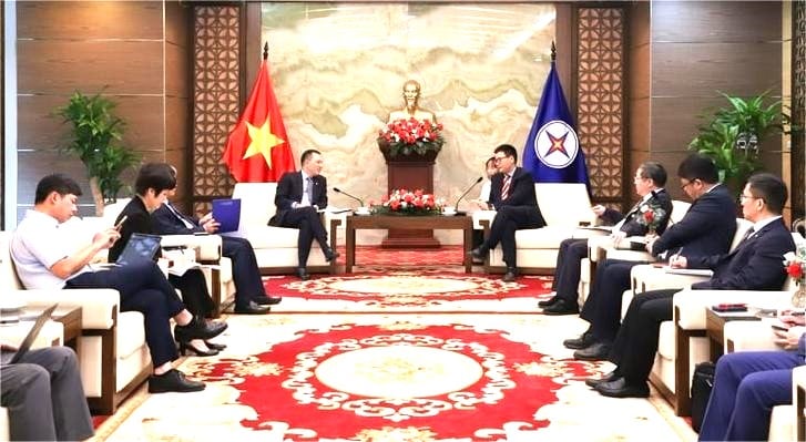 Vietnam Electricity (EVN) chairman Dang Hoang An receives a delegation from China's Shanghai Electric Group Co., Ltd. in Hanoi on May 27, 2025. Photo courtesy of EVN.