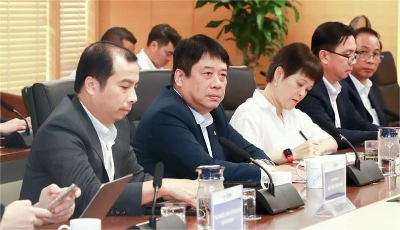 Vietnam Electricity (EVN) CEO Nguyen Anh Tuan (second, left) at a meeting with Huawei Electric Power Digitalization Business Unit in Hanoi on June 9, 2025. Photo courtesy of EVN.