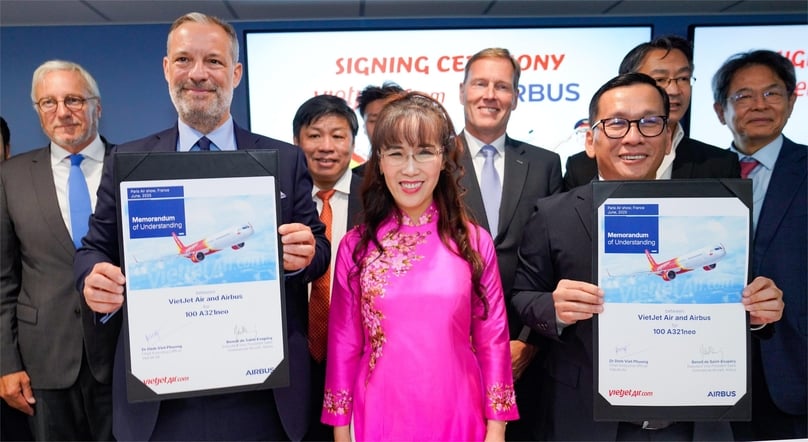 Vietjet CEO Dinh Viet Phuong (right) and Benoît de Saint-Exupéry, Airbus EVP Sales of the Commercial Aircraft business (left) exchange the new order for 100 A321neo aircraft. In the middle is Vietjet chairwoman Nguyen Thi Phuong Thao. Photo courtesy of the carrier.