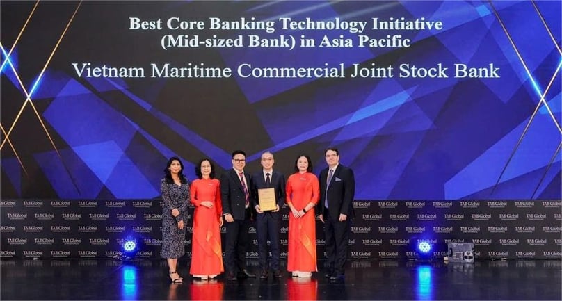 Vu Ngoc Bong Lai, director of strategy and innovation at MSB, receives the award on behalf of the bank. Photo courtesy of MSB.