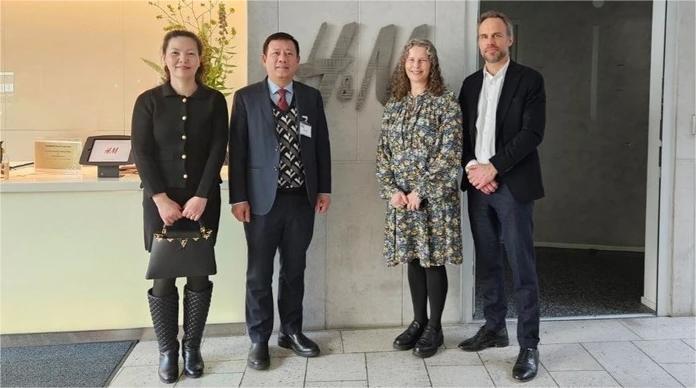 Vietnamese Ambassador to Sweden (second, left) Tran Van Tuan meets with representatives of H&M. Photo courtesy of the Ministry of Industry and Trade.