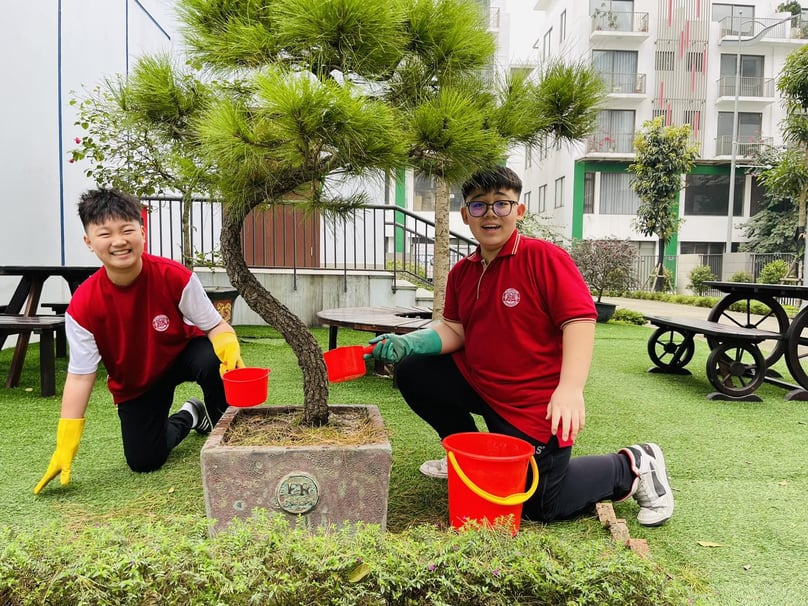 Times School Khai Son was impressed with its integrated classroom model, which promotes mental development. Students used “emotion boxes,” wrote gratitude letters, practiced mindful breathing, and shared weekly reflections with teachers.