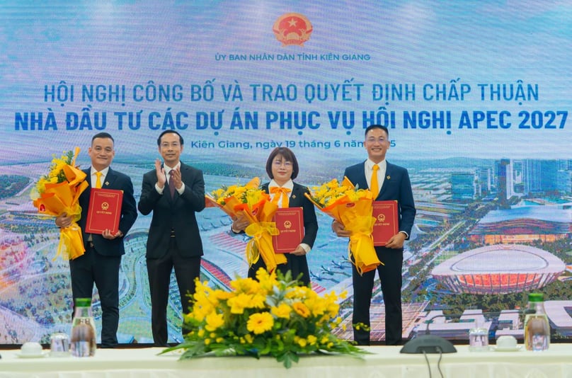 At an official ceremony announcing investor approvals for strategic projects in preparation for APEC 2027 in Kien Giang province, southern Vietnam, June 19, 2025.