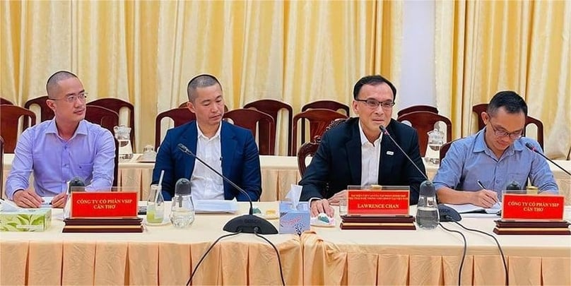 Representative of Singapore's Sembcorp Group speaks at a meeting with Can Tho authorities, southern Vietnam, June 17, 2025. Photo courtesy of Can Tho's news portal.