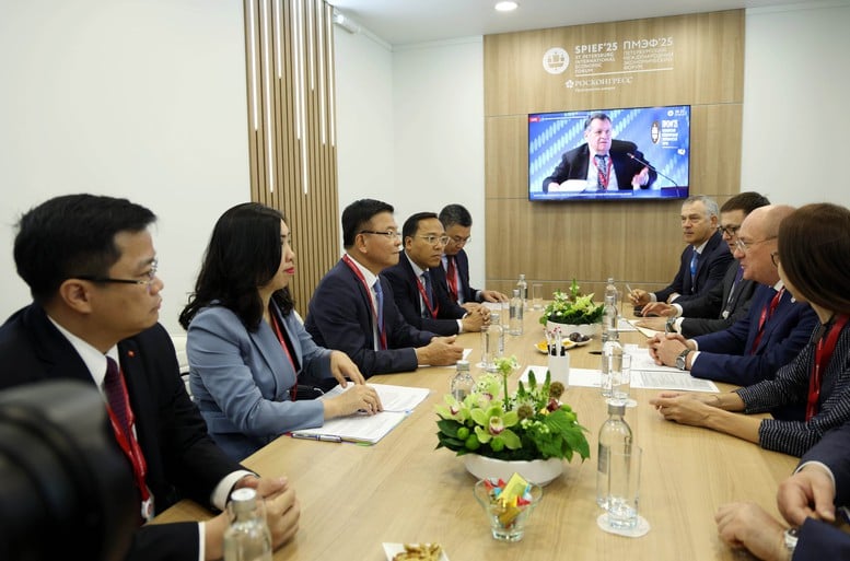 Deputy Prime Minister Le Thanh Long (third, left) meets with Gazprom executives in Russia on June 20, 2025. Photo courtesy of the Vietnamese government's news portal.