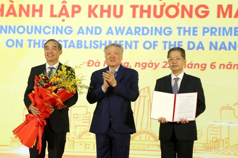 Deputy Prime Minister Nguyen Hoa Binh hands over the Prime Minister's decision on the establishment of Danang Free Trade Zone to municipal authorities on June 22, 2025. Photo by The Investor/Nguyen Tri.