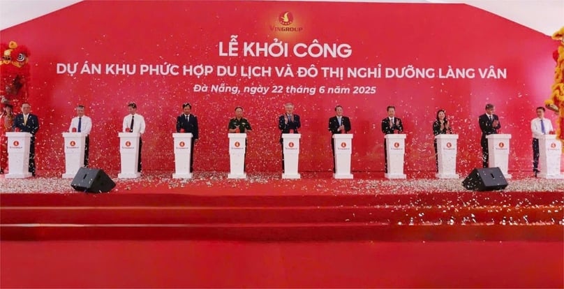 Permanent Deputy Prime Minister Nguyen Hoa Binh and delegates press the button to start the construction of Lang Van Urban Resort and Tourism Complex. Photo by The Investor/Nguyen Tri.