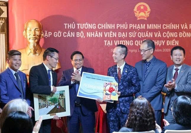 Vietnamese Prime Minister Pham Minh Chinh and staff of the Vietnamese Embassy and community in Sweden. Photo courtesy of the embassy in Sweden.