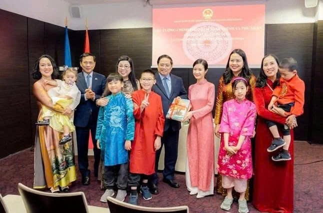 Vietnamese Prime Minister Pham Minh Chinh and his spouse, and embassy staff and members of the Vietnamese community in Estonia. Photo courtesy of the Vietnamese Embassy in Finland and Estonia.