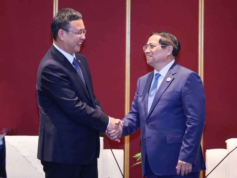 Prime Minister Pham Minh Chinh (right) receives Chen Wenjian, chairman of China Railway Engineering Corporation (CREC) in Hanoi, June 24, 2025. Photo courtesy of the Vietnamese government's news portal.
