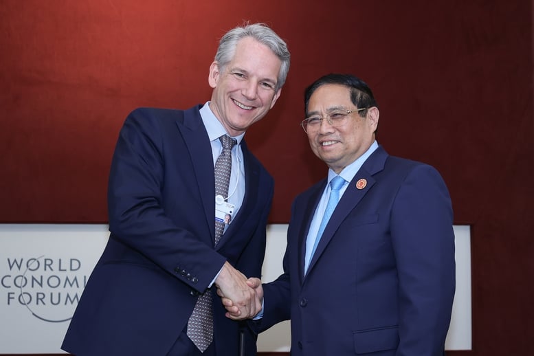 Prime Minister Pham Minh Chinh (right) receives Peter Koerte, a managing board member of Siemens, in China, June 25, 2025. Photo courtesy of the government's news portal.