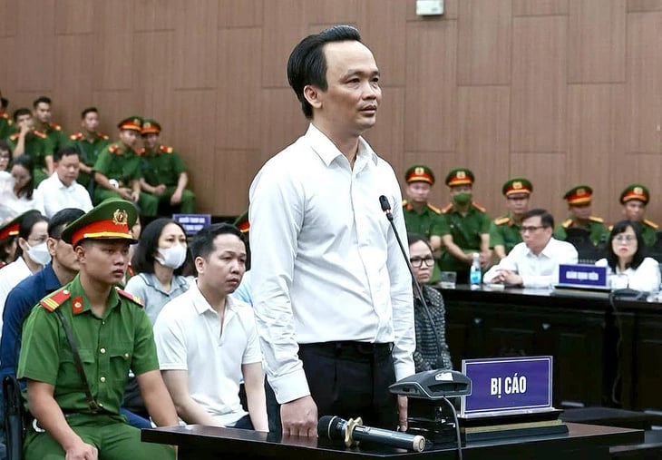 Former FLC chairman Trinh Van Quyet at the first instance trial. Quyet is undergoing medical treatment and requested to be tried in absentia on appeal. Photo courtesy of Tuoi Tre (Youth) newspaper.