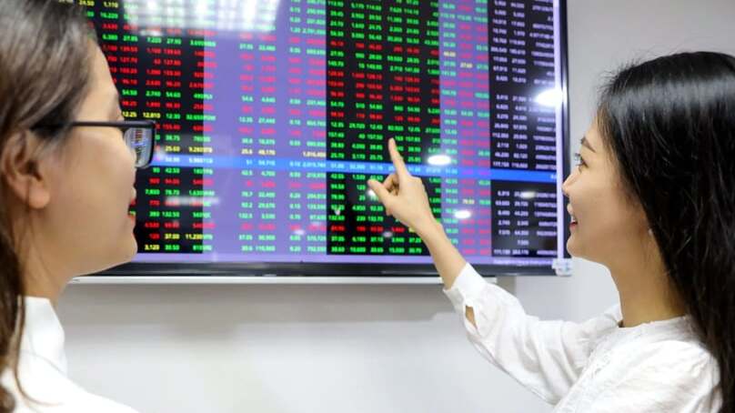 Investors look at Vietnamese stock prices. Photo by The Investor/Trong Hieu.