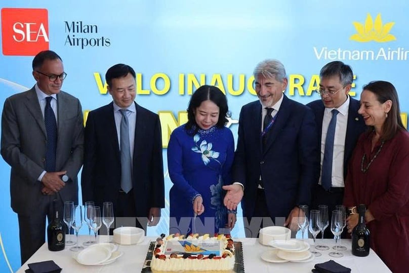 Vice State President Vo Thi Anh Xuan cuts the cake to inaugurate the first direct flight connecting Hanoi with Milan (Italy). Photo courtesy of VNA.