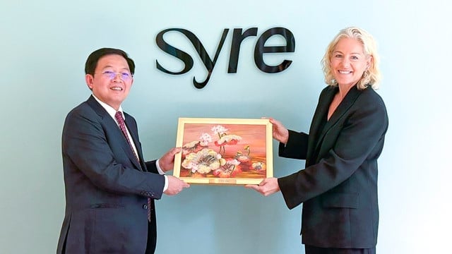 Ho Quoc Dung, then Party chief of Binh Dinh province, presents a souvenir to Susanna Campbell, chairwoman of Syre Group, on June 12, 2025 in Sweden. Photo courtesy of Binh Dinhs news portal.