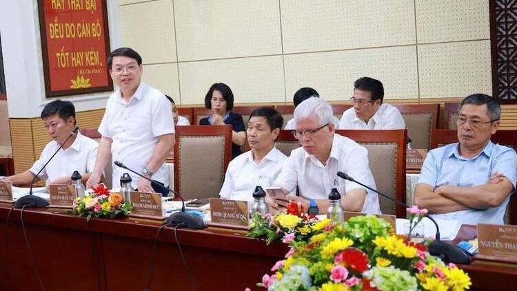 Vicem chairman Nguyen Quoc Viet presents the company’s business performance for the first half of 2025. Photo courtsy of Dau tu (Investment) newspaper.