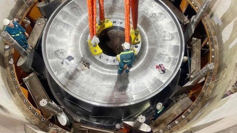 The rotor of the first turbine at the expanded Hoa Binh Hydropower Plant project is successfully installed. Photo courtesy of VNA.