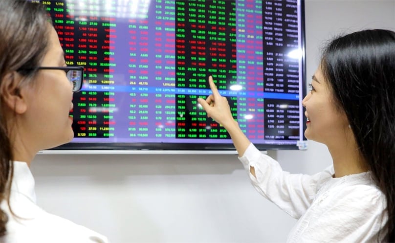 Investors look at Vietnamese stock prices. Photo by The Investor/Trong Hieu.