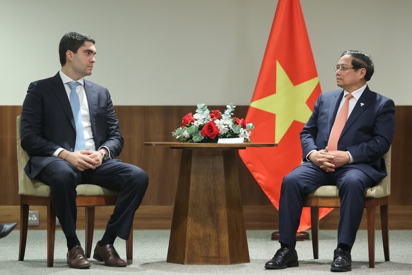 Thủ tướng Phạm Minh Chinh (phải) nhận Daniel Guardado, Tổng Giám đốc Phát triển Kinh doanh tại Vale Group, vào ngày 7 tháng 7 năm 2025 tại Rio de Janeiro, Brazil. Hình ảnh lịch sự của Cổng thông tin của chính phủ.