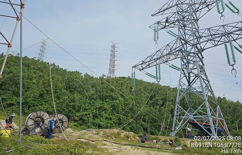Stringing work is underway on the grid connection line of the 220kV Vung Ang substation project in Ha Tinh province, central Vietnam. Photo courtesy of the company.