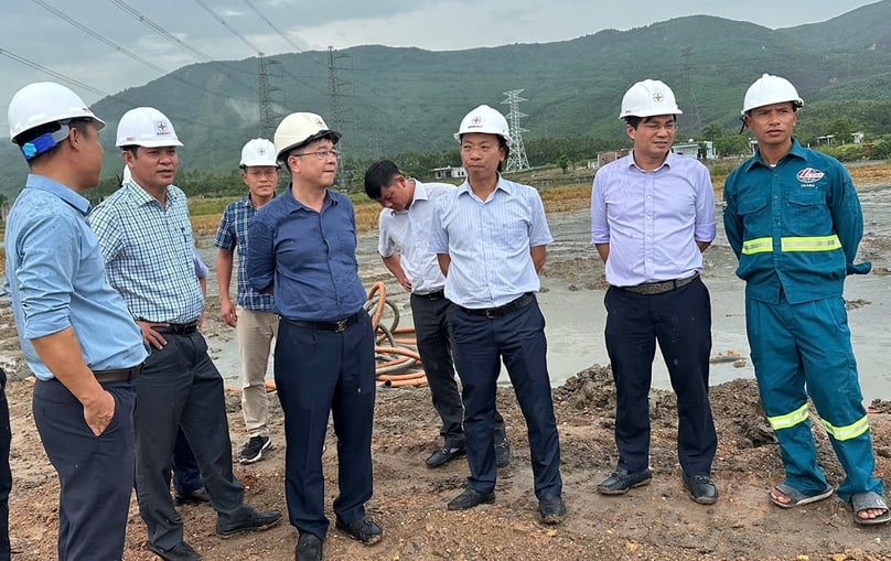 Pham Le Phu, general director of National Power Transmission Corporation (EVNNPT), visits the construction site. Phoby by courtesy of the company.