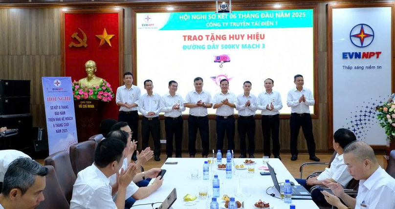 A PTC1 leader presents EVN badges to individuals with outstanding contributions to the 500 kV Circuit 3 transmission projects. Photo courtesy of the company.