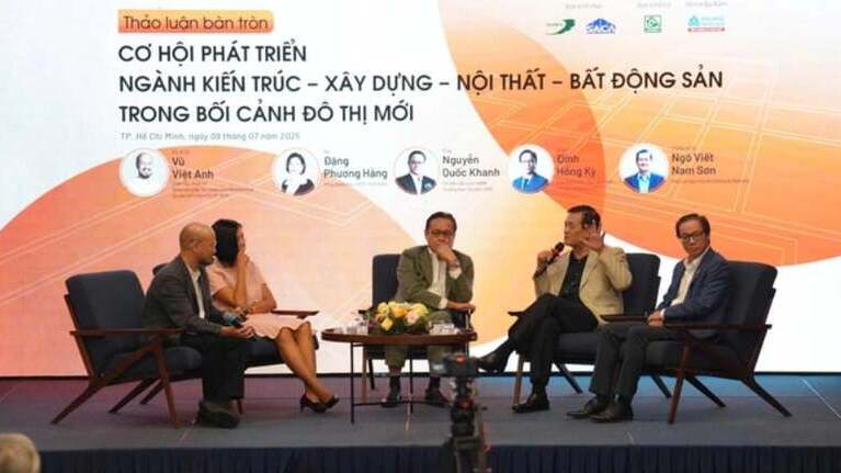 Speakers at the seminar “Administrative reform - creating development space” in Ho Chi Minh City on July 9, 2025. Photo courtesy of Nguoi lao dong (Labor) newspaper.