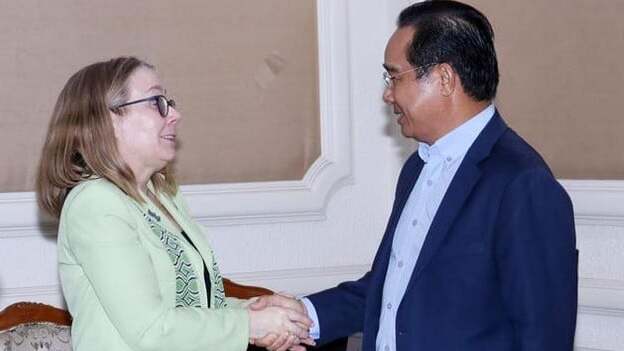 Chairman of the Ho Chi Minh City People’s Committee Nguyen Van Duoc (right) shakes hands with Sarah Kemp, vice president of international government affairs at Intel, on July 8, 2025. Photo courtesy of Vietnam News Agency.