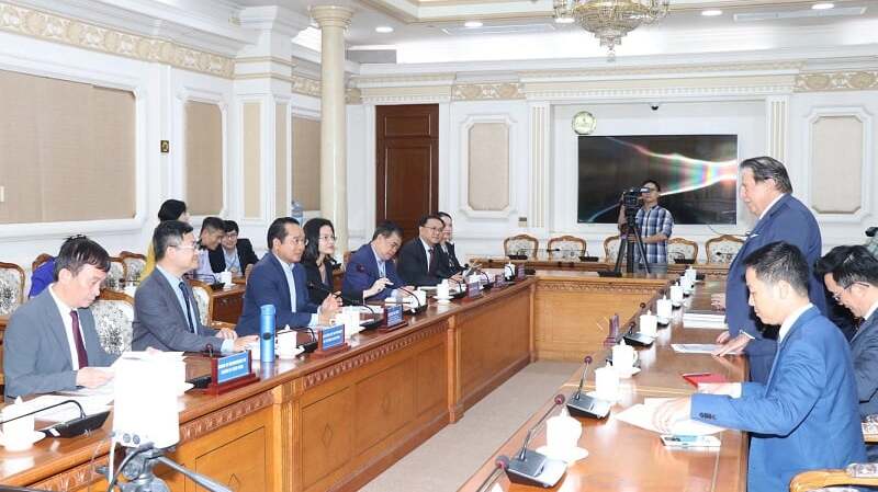HCMC Chairman Nguyen Van Duoc and other city leaders talk with Horst Pudwill, chairman and founder of TTI in HCMC, July 8, 2025. Photo courtesy of the city's news portal.