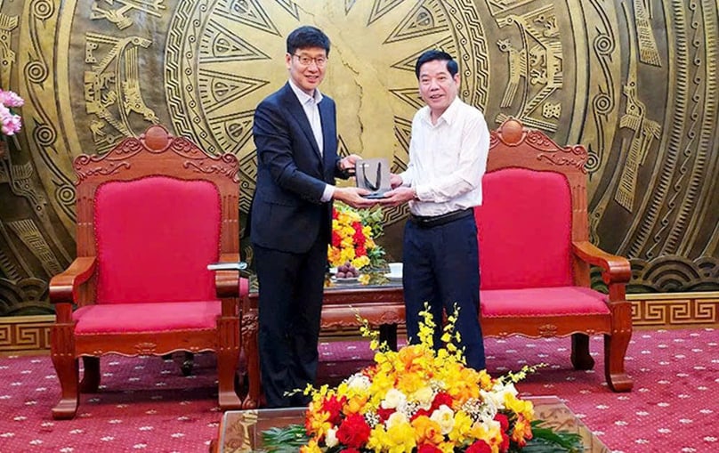 Samsung Vietnam general director Na Ki Hong presents the latest product from Samsung Bac Ninh to Secretary of the Bac Ninh provincial Party Committee Nguyen Van Gau. Photo courtesy of Bac Ninh newspaper.