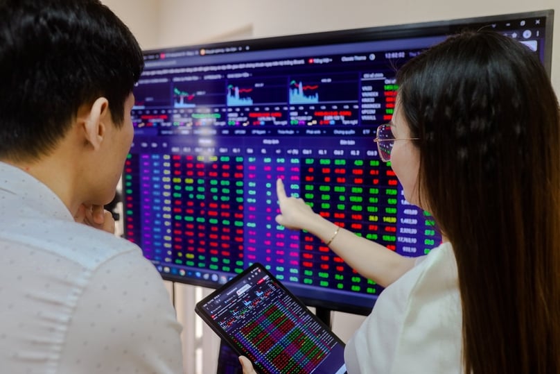 Investors look at Vietnamese stock prices. Photo courtesy of The Investor/Trong Hieu.