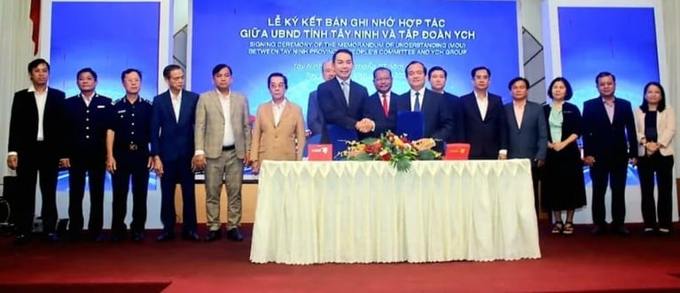 The Tay Ninh Provincial People’s Committee and  YCH Group signed a memorandum of understanding (MoU) to enhance the province’s logistics efficiency across multiple sectors in Tay Ninh province on July 10, 2025. Photo courtesy of Tay Ninh newspaper.