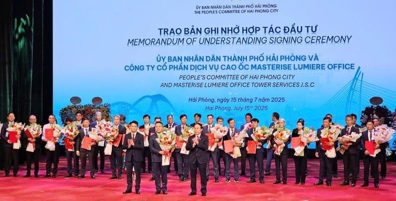 Hai Phong city leaders present MoUs to investors at an investment promotion conference on July 15, 2025. Photo by The Investor/Ha An.