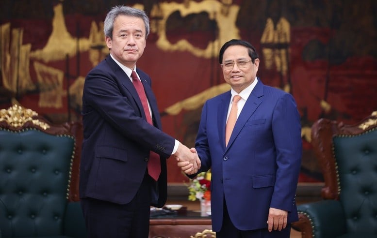 Prime Minister Pham Minh Chinh (right) receives Masayuki Omoto, CEO of Marubeni Corporation, in Hanoi, July 14, 2025. Photo courtesy of the government's news portal.