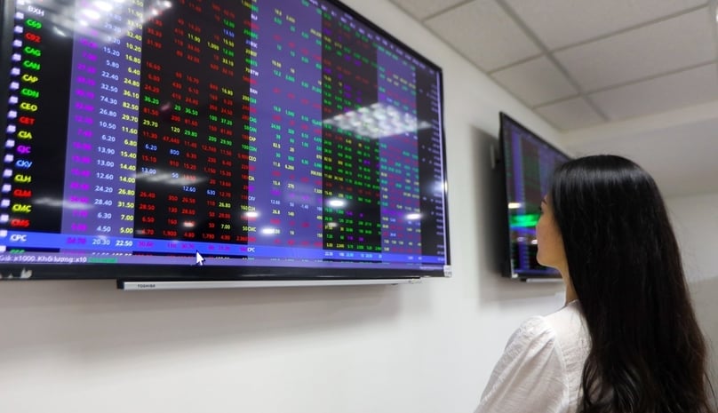 An investor tracks Vietnamese stock prices. Photo by The Investor/Trong Hieu.