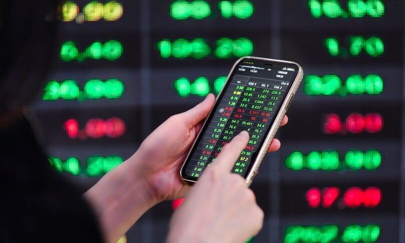 An investor tracks Vietnamese stock movements. Photo by The Investor/Trong Hieu.