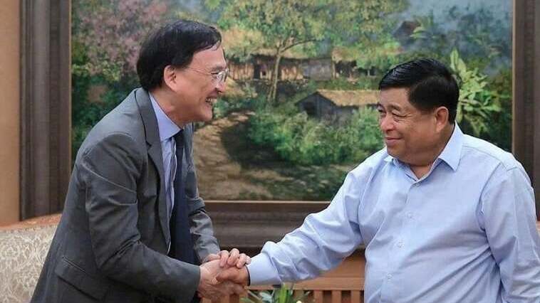 Deputy Prime Minister Nguyen Chi Dung (right) receives Fung Wai Ka Thomas, director of CCC Infrastructure, in Hanoi on July 16, 2025. Photo courtesy of the government's news portal.