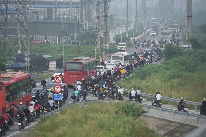 Traffic congestion near Quang Chau Industrial Park, Bac Ninh province, northern Vietnam. Photo courtesy of Xay Dung (Construction) newspaper.