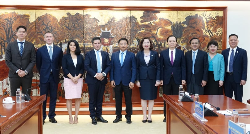 Minister of Finance Nguyen Van Thang (middle), chairwoman of the State Securities Commission (SSC) Vu Thi Chan Phuong (right, fifth), and representatives from FTSE Russell. Photo courtesy of the Ministry of Finance.