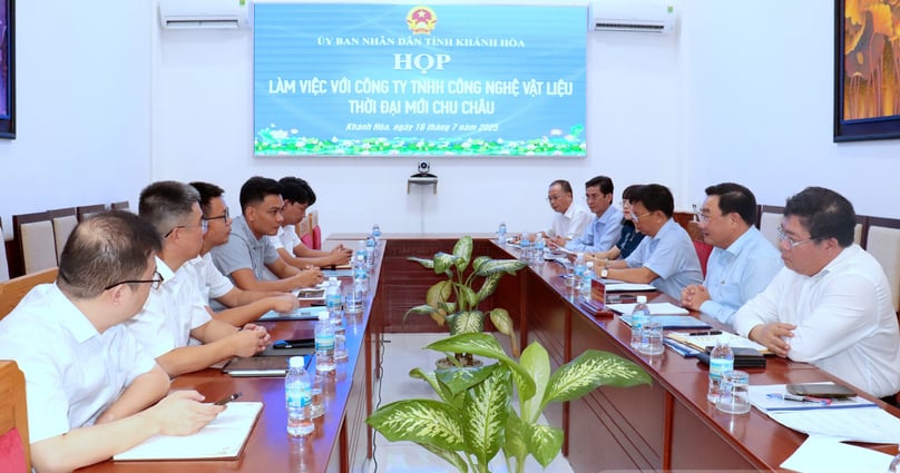 Trinh Minh Hoang (second, right), Vice Chairman of the Khanh Hoa People's Committee, receives representatives from China's Zhuzhou Times New Material Technology Co., Ltd in the province, south-central Vietnam, July 16, 2025. Photo courtesy of Khanh Hoa's news portal.