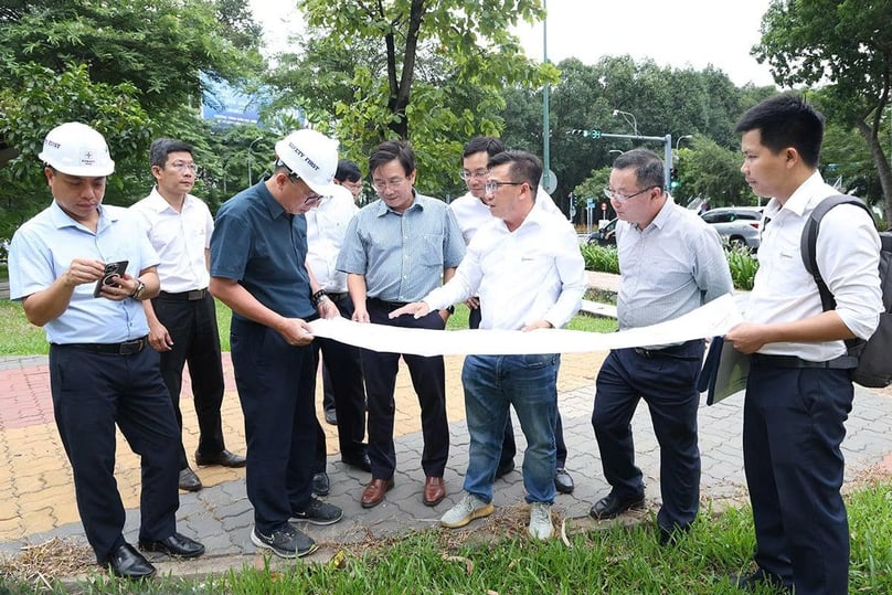 Leaders of the Office of the State Steering Committee for National and Energy Sector Key Programs and Projects and Vietnam Electricity's (EVN) National Power Transmission Corporation (EVNNPT) inspect the progress of 220kV Tan Son Nhat – Thuan An transmission line project in Ho Chi Minh City. Photo courtesy of EVNNPT.