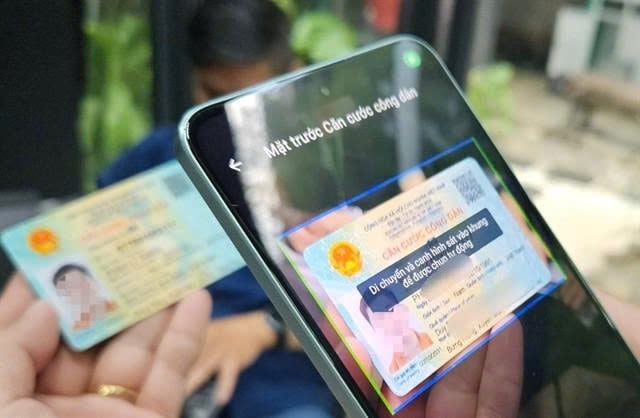 There are currently around 200 million bank accounts in Vietnam. Photo courtesy of Doi song & Phap luat (Life & Law) magazine.