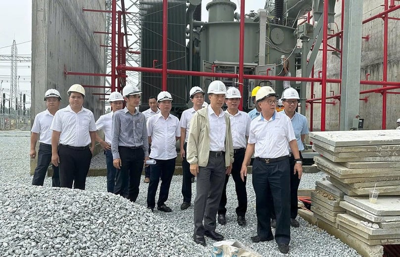 General director of the National Power Transmission Corporation (EVNNPT) Pham Le Phu (first, right) inspects the construction of the 500kV Vinh Yen substation and its connecting transmission line in Phu Tho province, northern Vietnam. Photo courtesy of the company.