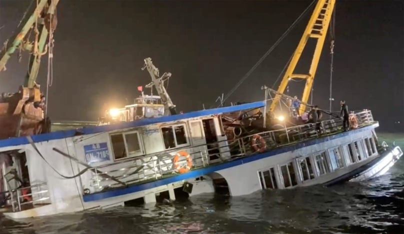 The ship was turned over and pulled ashore in the early morning of July 20, 2025. Photo courtesy of the Navy Service.