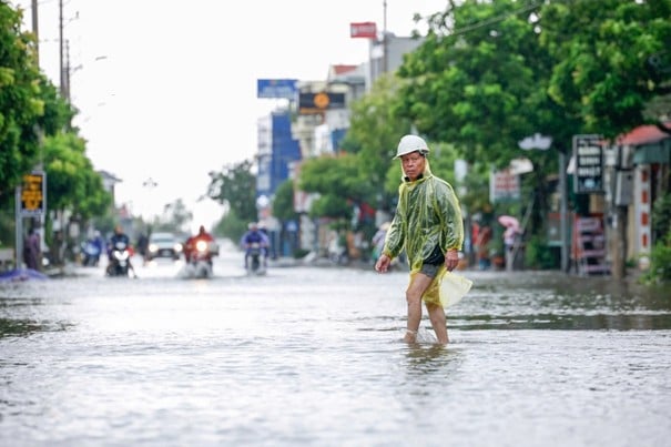 The road to the sea in Hai Thinh commune, Ninh Binh province is flooded 1 meter deep. Pictured at 11:05 a.m. July 22, 2025. Photo courtesy of Thanh Nien (Young People) newspaper.