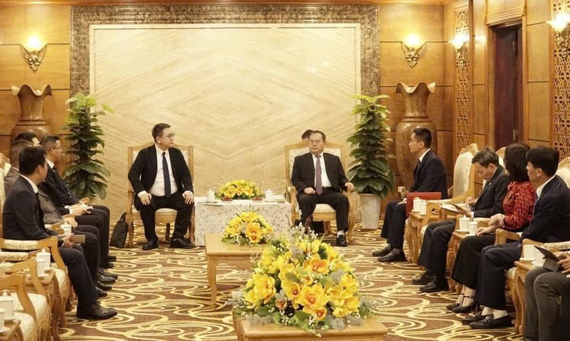 Secretary of the Party Committee of Cao Bang Quan Minh Cuong receives leaders of businesses from Guangxi (China) on July 21, 2025. Photo courtesy of baocaobang.vn.